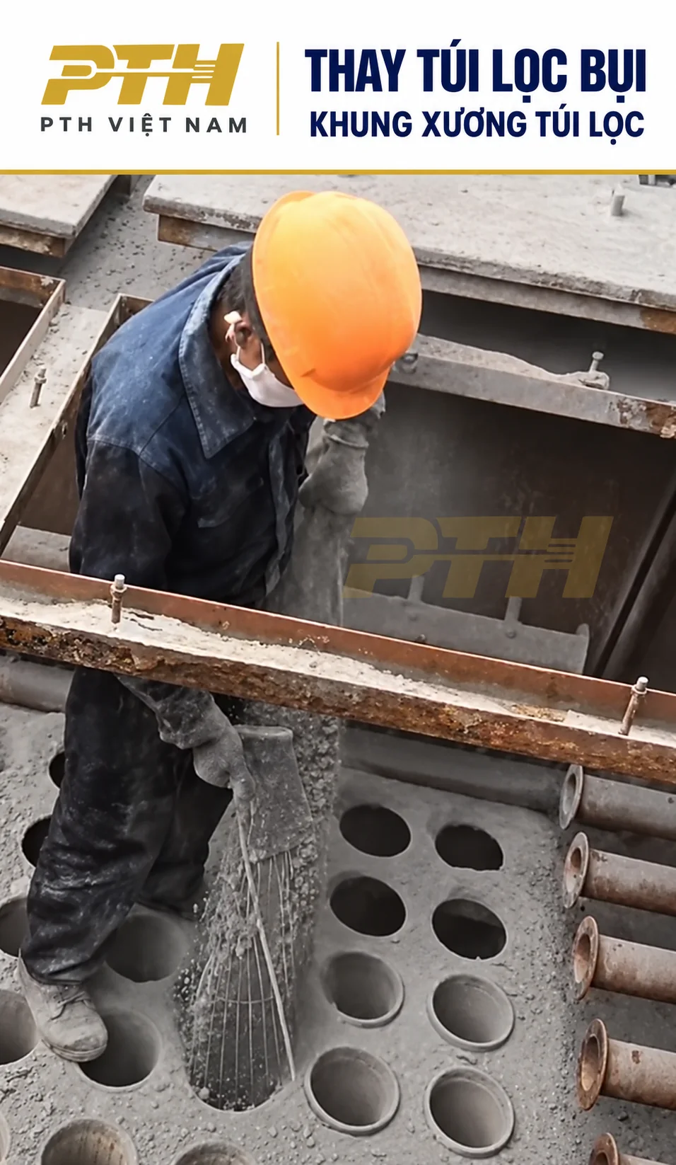 Công nhân PTH rút khung xương và túi lọc bụi cũ khỏi sàn lỗ tại nhà máy thép